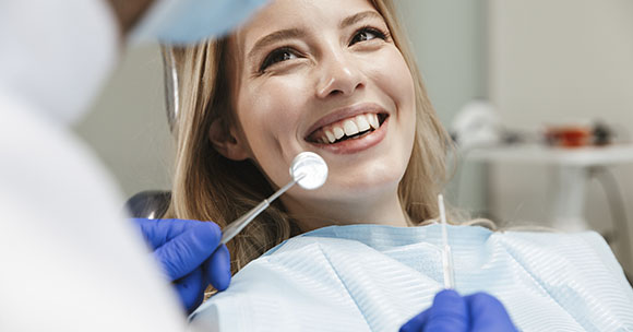 Cliente en consulta dental realizando visita.